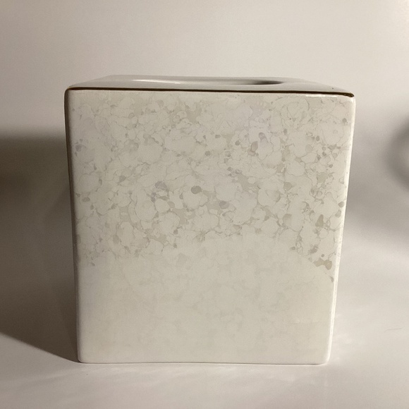 Croscill Pearlessence tissue cover - Picture 1 of 3
